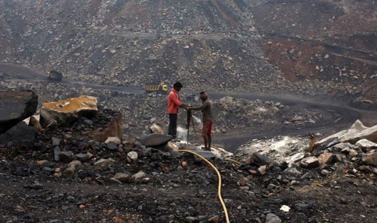 Hindistan'da kaçak kömür ocağının çökmesi sonucu 5 kişi yaşamını yitirdi